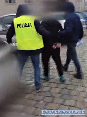 Recydywista zatrzymany na gorącym uczynku przez policjantów