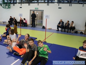Grupa dzieci w szkole w sali gimnastycznej