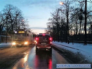 Ślisko na drogach stolicy Dolnego Śląska i powiatu wrocławskiego. Policjanci apelują o ostrożność