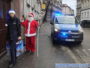 Policjanci z wrocławskiego Ołbina wspólnie z pracownikami MOPS-u tuż przed Świętami odwiedzili najbardziej potrzebujące rodziny oraz dom samotnej matki