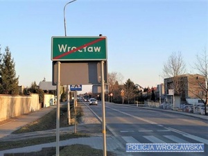 Tablica informująca o wyjeździe z Wrocławia - zdjęcie poglądowe