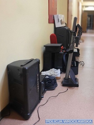 Sprzęt elektroniczny, odzież, głośnik i inne stojące na korytarzu