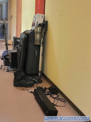 Sprzęt elektroniczny, głośniki i inne ustawione na podłodze korytarza