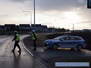 Policjanci Wydziału ruchu Drogowego podczas kontroli drogowej na jednej z podwrocławskich dróg