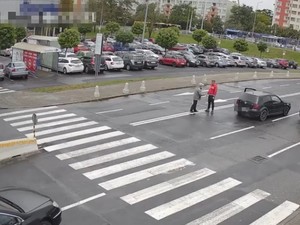 Eskalacja agresji pomiędzy pieszym, a kierowcą pojazdu zakończona w policyjnym komisariacie