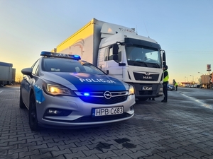 Akcja dolnośląskich policjantów na autostradzie A4 wymierzona w kierowców, którzy łamią zakaz wyprzedzania przez samochody ciężarowe