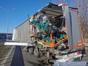 Naczepa ciężarówki uszkodzona