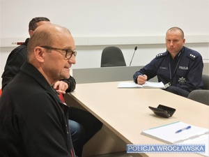 Funkcjonariusze wrocławskiej Policji podczas spotkania z przedstawicielami Rady Osiedla Wojszyce