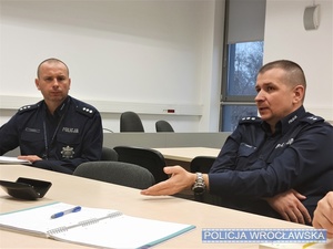 Funkcjonariusze wrocławskiej Policji podczas spotkania z przedstawicielami Rady Osiedla Wojszyce