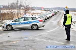 Zdjęcie ilustracyjne funkcjonariuszy na jednej z dróg powiatu wrocławskiego