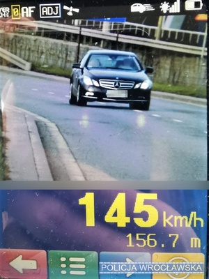 Zdjęcie monitora ręcznego miernika prędkości z zarejestrowanym wykroczeniem - przekroczenie prędkości 145 km/h