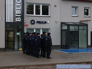 Policjanci w mundurach na tle budynku posterunek Policji w Kamieńcu Wrocławskim