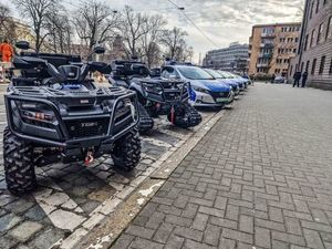 Nowe specjalistyczne pojazdy odebrali dziś dolnośląscy policjanci