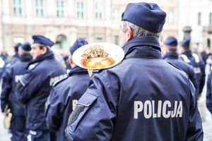 Występ Orkiestry Komendy Wojewódzkiej Policji we Wrocławiu z okazji upamiętnienia 1. rocznicy wybuchu wojny w Ukrainie