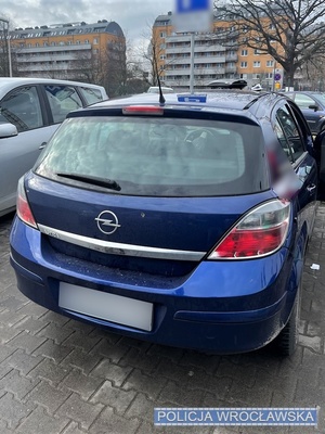 Pojazd marki Opel Astra kolor niebieski