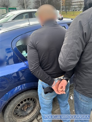 Kolejne auto odzyskane przez policjantów z Wrocławia. Złodziej również wpadł w ich ręce