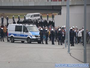 Policjanci z Zespołu ds. Zwalczania Przestępczości Pseudokibiców Komendy Miejskiej Policji we Wrocławiu zapobiegli konfrontacji grupy pseudokibiców