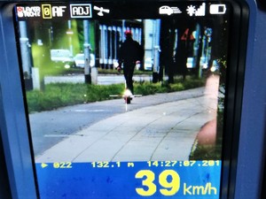 Zdjęcie ekranu Ręcznego Miernika Prędkości z zarejestrowanym przekroczeniem prędkości przez kierującego hulajnoga jadącego ścieżka rowerową o 19 km/h.