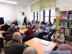 Wrocławscy policjanci spotykają się z seniorami w trosce o ich bezpieczeństwo