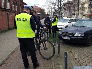 Policjanci Wydziału Ruchu Drogowego w trakcie kontroli rowerzystów na jednej z wrocławskich ulic