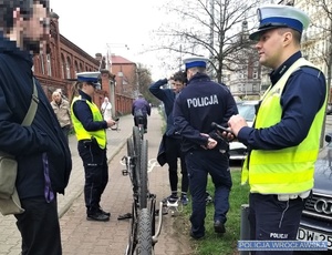 Policjanci Wydziału ruchu Drogowego w trakcie kontroli rowerzystów na jednej z wrocławskich ulic