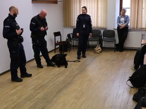 Policjanci w mundurach z psem służbowym