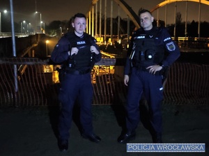 Policjanci ze Śródmieścia, ryzykując własnym życiem, uratowali mężczyznę, który skoczył do Odry z Mostów Chrobrego