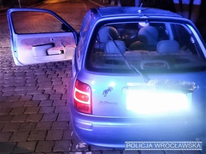 Stojący na jednej z wrocławskich ulic osobowy nissan