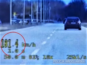 181 km/h przy ograniczeniu do 70 km/h – brawurową jazdę przerwali policjanci z wrocławskiej drogówki. Tłumaczenie było standardowe - "spieszył się..."