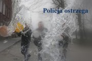 Zdjęcie ilustracyjne - oblewanie woda z napisem Policja ostrzega