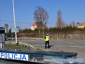 Policjant wrocławskiej drogówki podczas wykonywania pomiaru prędkości - zdjęcie ilustracyjne