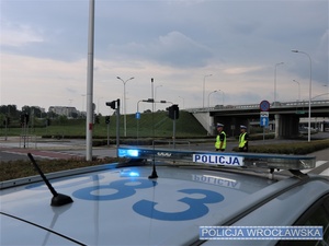Zdjęcie poglądowe funkcjonariuszy ruchu drogowego w trakcie kontroli w rejonie przejść dla pieszych na jednym z wrocławskich skrzyżowań