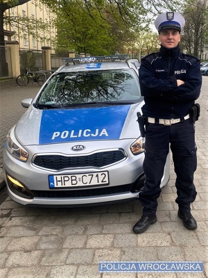 Policjant wrocławskiej drogówki zatrzymał w drodze do domu ze służby nietrzeźwego kierowcę. Mężczyzna miał blisko 2 promile alkoholu w organizmie
