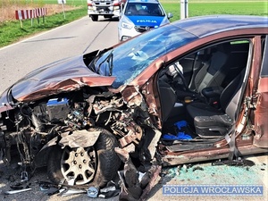 Policjant wrocławskiej drogówki w czasie wolnym od służby udzielił wraz żoną fachowej pomocy medycznej rannemu mężczyźnie, unieruchomionemu w aucie po wypadku