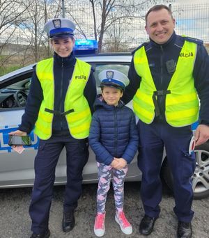 Nietypowa kontrola prędkości… spotkanie przy Alei Śląskiej wywołało uśmiechy na twarzach zarówno mamy i jej córeczki jak również policjantów wrocławskiej drogówki