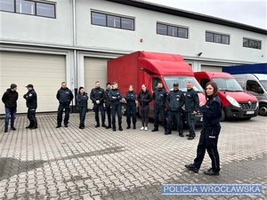 Stojący placu policjantka oraz funkcjonariusze Służby Celno-Skarbowej
