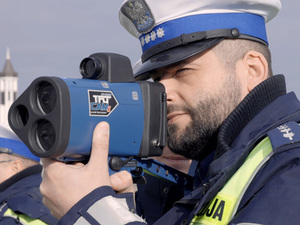 Policjanci ruchu drogowego korzystają z nowoczesnych laserowych mierników prędkości