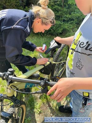 Policjantka znakuje rower