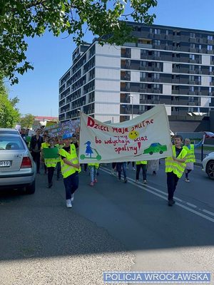 Dzieci idące ulicami Wrocławia z banerami