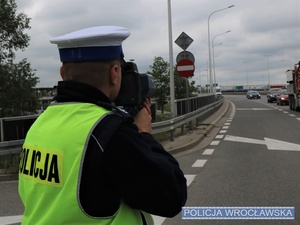 Funkcjonariusz Wydziału Ruchu Drogowego w trakcie służby na posterunku stacjonarnym kontroli prędkości na jednej z wrocławskich ulic