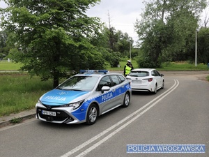 Funkcjonariusz Wydziału Ruchu Drogowego w trakcie służby na posterunku stacjonarnym kontroli prędkości na jednej z wrocławskich ulic