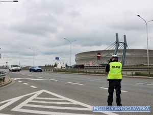 Funkcjonariusz Wydziału Ruchu Drogowego w trakcie służby na posterunku stacjonarnym kontroli prędkości na jednej z wrocławskich ulic