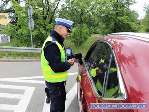 Funkcjonariusz Wydziału Ruchu Drogowego w trakcie służby na posterunku stacjonarnym kontroli prędkości na jednej z wrocławskich ulic