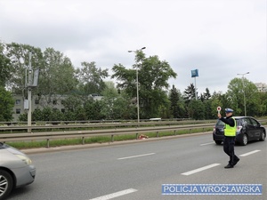 Funkcjonariusz Wydziału Ruchu Drogowego w trakcie służby na posterunku stacjonarnym kontroli prędkości na jednej z wrocławskich ulic