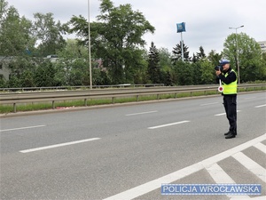 Funkcjonariusz Wydziału Ruchu Drogowego w trakcie służby na posterunku stacjonarnym kontroli prędkości na jednej z wrocławskich ulic