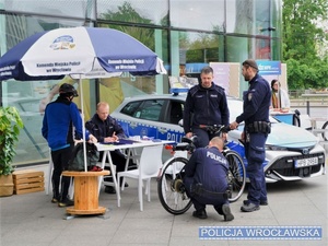 Funkcjonariusze Policji pod jedną z wrocławskich galerii handlowych w trakcie znakowania rowerów