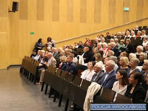 Aula uniwersytecka a w niej słuchacze oraz zaproszeni goście