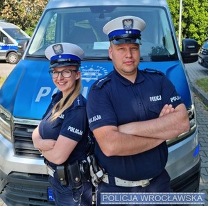 Policjanci z wrocławskiej drogówki pomogli 76-letniej kobiecie