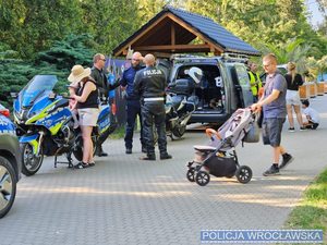 Policjanci w mundurach motocykle służbowe osoby zwiedzające ogród zoologuiczny
