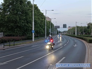 Jadący jedną z wrocławskich ulic umundurowany policjant na motocyklu służbowym
